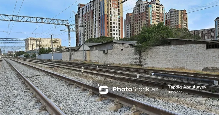 Незаконное строительство у железной дороги в Баку: депутат защищает права владельцев сносимого жилья