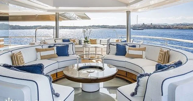 Dünya ulduzlarının dəbdəbəli yay tətili: Həftəsi 2,6 milyon funt sterlinqə üzən otel FOTO