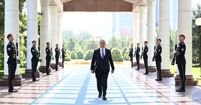 Azərbaycanın Özbəkistana yeni təyin olunmuş səfiri Rəşad Məmmədov etimadnaməsini Özbəkistan Prezidenti Şavkat Mirziyoyevə təqdim edib