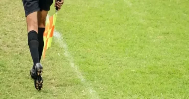 Futbol oyunu qadın hakimin beyin silkələnməsi ilə başa çatdı