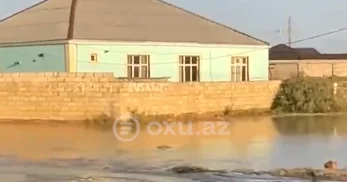 Sarayda su borusu partladı Küçə keçilməz oldu VİDEO