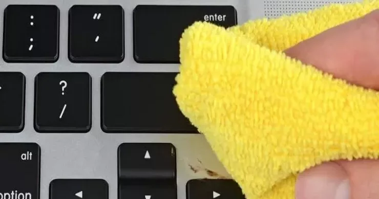 Noutbukun klaviaturasını 5 dəqiqəyə necə təmizləmək olar?