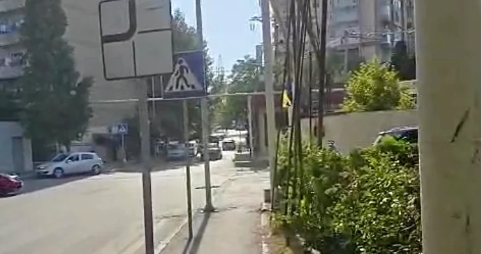 Bir nişan yoxdur, digəri görünmür Bu küçədə hərəkət təhlükəlidir VİDEO