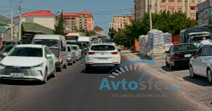 Qadın sürücü işıqforun yaşıl işığında ləngidi; yola zibil atdı 77 YU 986 VİDEO