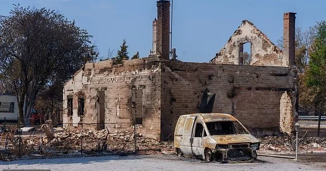 Fransada cəhənnəmə aparan yol : Meşə yanğını yüzlərlə villanı məhv etdi FOTO
