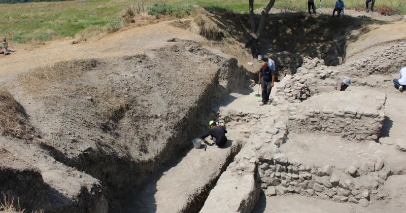 Qəbələdə tarixi sarayın qalıqları tapılıb FOTO