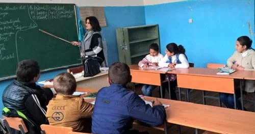 Fizikanı idman müəllimi, kimyanı bioloq tədris edir: Bölgələrdə müəllim böhranı