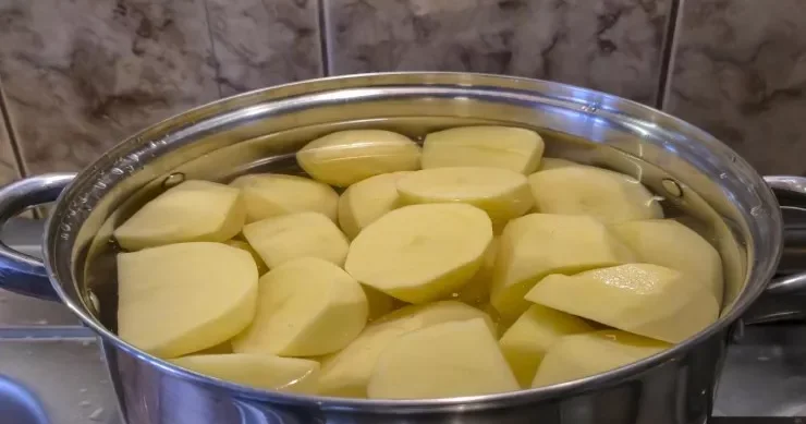Kartofu qaynatmazdan əvvəl doğrayırsınız... və boş yerə: Dietoloq ümumi səhvi izah edir