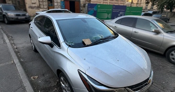 Binadan qopan üzlük avtomobilə ziyan vurub