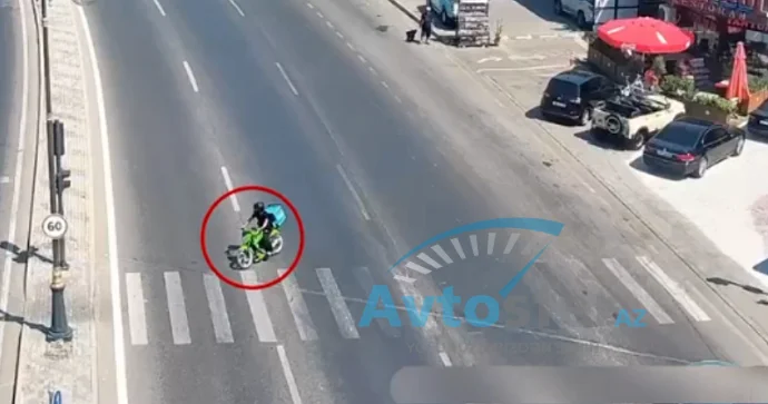 Moped sürücüsü qaydaları saymadı; ciddi təhlükə yaradırlar VİDEO