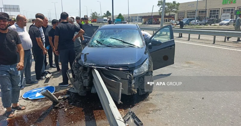 Goranboyda maşın arakəsməyə çırpıldı Xəsarət alanlar var FOTO