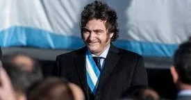 Argentina prezidentinin korteji daşa basıldı