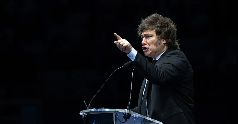 Argentina prezidentinə daş atıldı, seçki tədbiri dayandırıldı