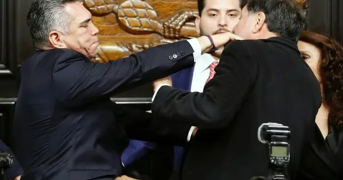 Meksika parlamentində dava düşüb