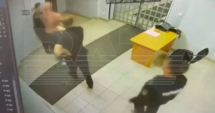 Yarıçılpaq kişi şöbəyə girib polisləri döydü VİDEO