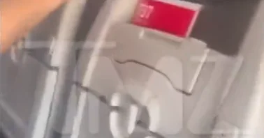 Пассажиры American Airlines подрались в проходе самолета ВИДЕО
