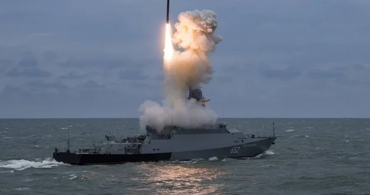 Удар по Калибрам : украинские военные поразили российский ракетный корабль в Азовском море