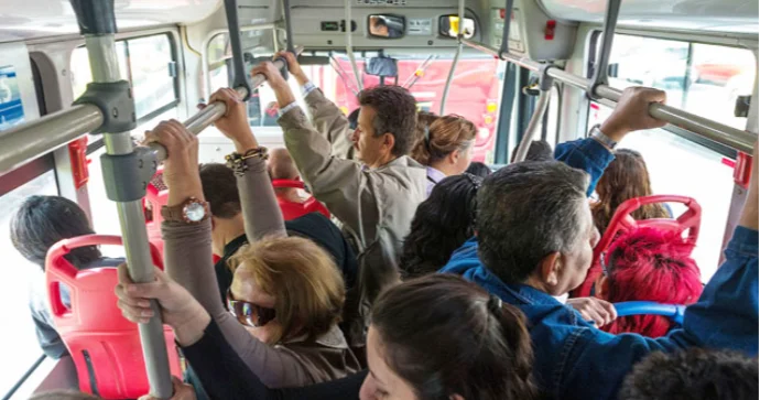 Sərnişin avtobuslarında tutacaqlar niyə ləğv edilib? ŞİKAYƏT