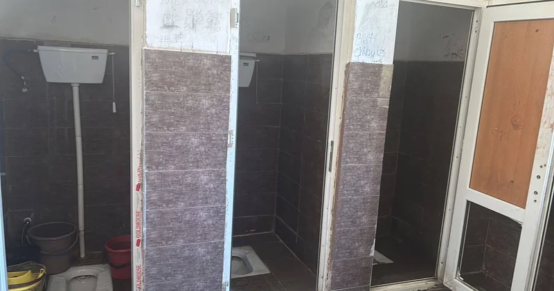 BŞTİ əməkdaşı başsız məktəbin dağınıq binası ilə bağlı tələb qoyub Təhsil Nazirliyində də tualetin qapısı yoxdur? FOTOLAR
