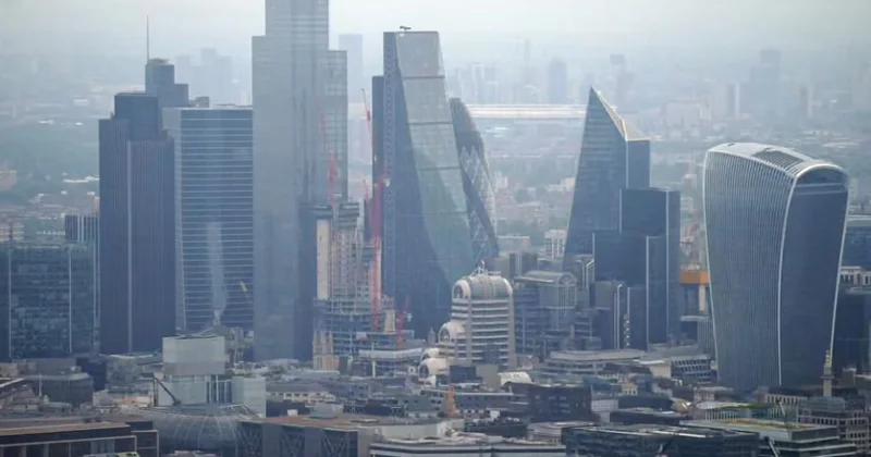 Böyük Britaniyada xidmət sektorunda inam azalır