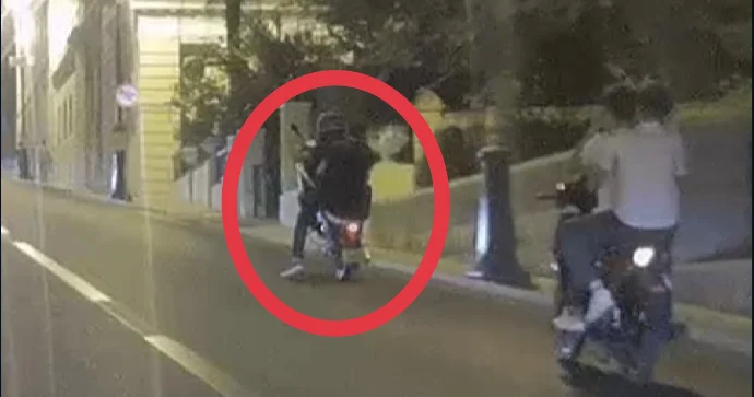 Şəhərin mərkəzində moped sürücüsü təkər qaldırıb şou göstərdi VİDEO