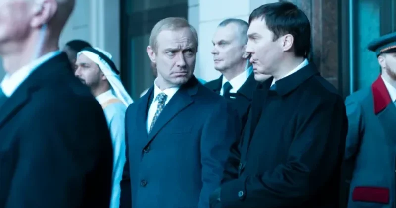 Britaniyalı aktyorun “Kreml sehrbazı” filmindən Putin obrazında fotosu yayıldı