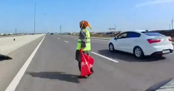 Təmizlik işçisi motosikletin altında qalmaqdan son anda qurtuldu VİDEO