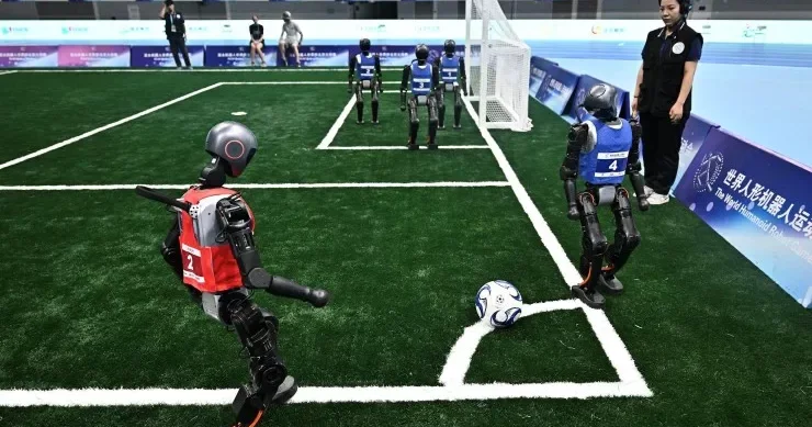 Robotlar insanlara meydan oxuyur Pekində minlərlə humanoid robot yarışdı