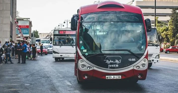 Bakıda avtobus böhranı: 1 saata cəmi 2 avtobus