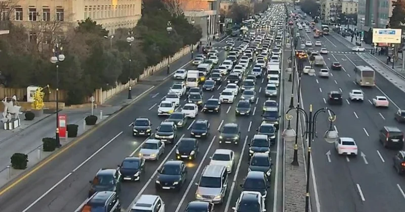 Bakının bir sıra yollarında nəqliyyatın sıxlığı müşahidə olunur