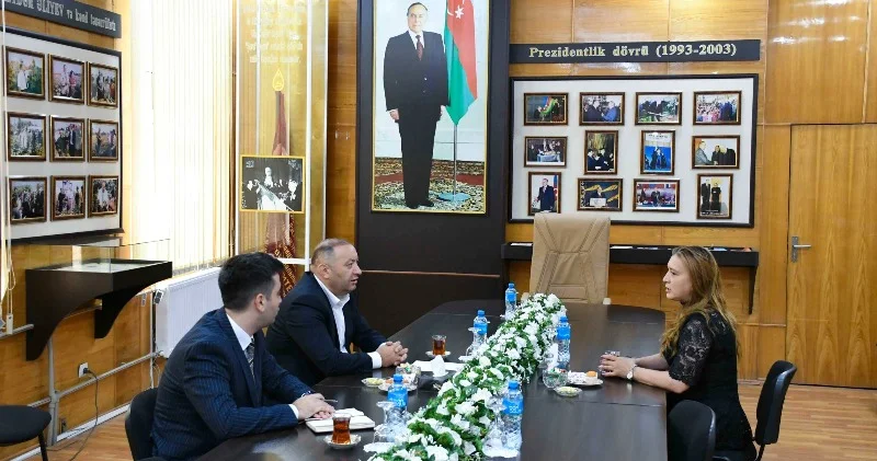 ADAU rektoru tələbə adını qazanan şəhid anası ilə görüşüb