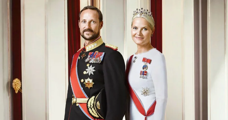 Yeni kralı VIII Haakon taxta çıxdı