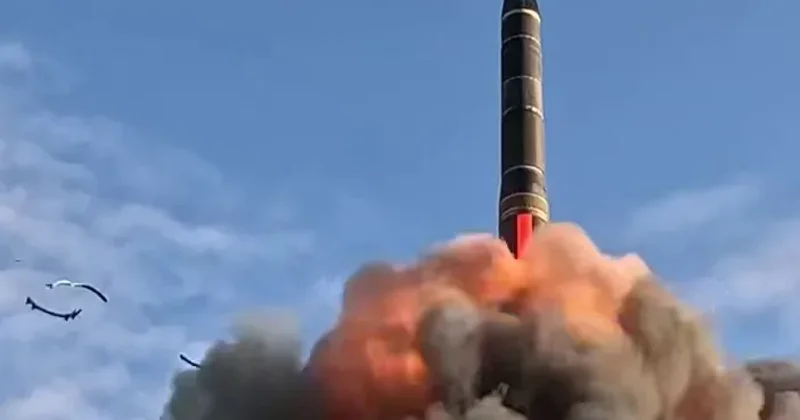 С Плесецка до Камчатки: Россия запустила межконтинентальную ракету видео