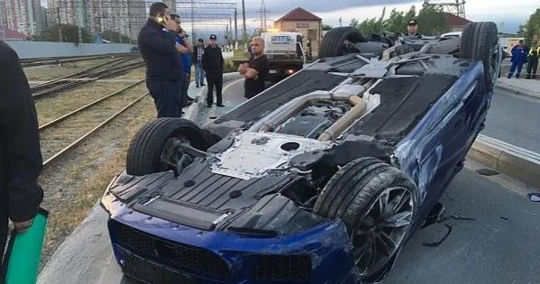 BMV 3 maşına çırpılaraq aşdı Foto
