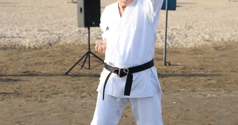 Deputat dəniz kənarında karate ilə məşğul oldu