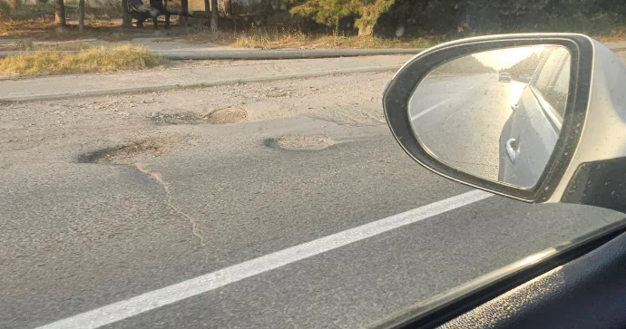 Sumqayıtın mərkəzi küçəsində vəziyyət; yolda çuxurlar var, amma xətləmə işi görülüb FOTO