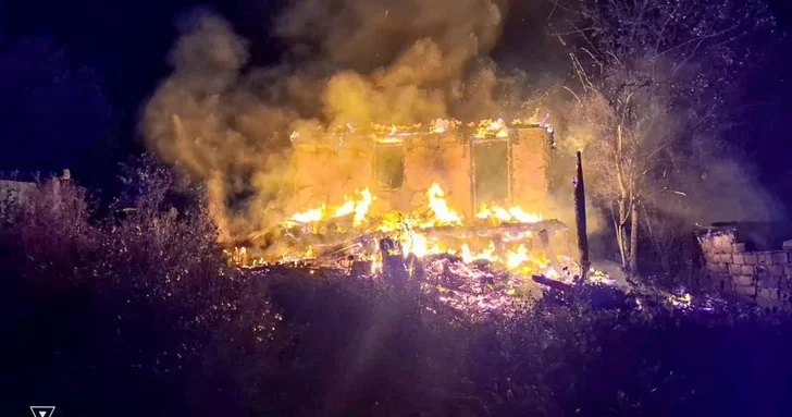 В Харьковской области Украины в результате атаки загорелись жилые дома, есть жертва