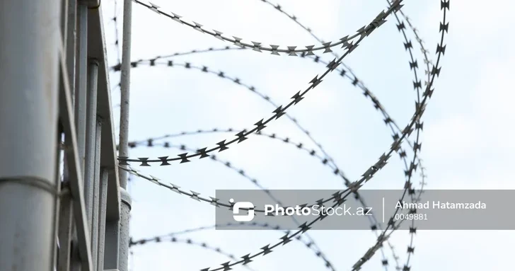 Мобильник в обуви: в Бакинском СИЗО пресекли попытку передачи телефона заключенному