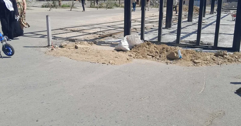 Şəhərin mərkəzində dayanacağı söküb sərnişinləri təhlükəyə atdılar FOTOLAR