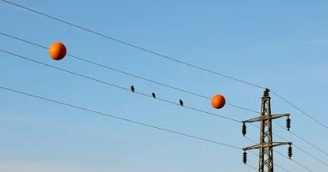 Elektrik xətlərinə bağlanan toplar nə üçündür?