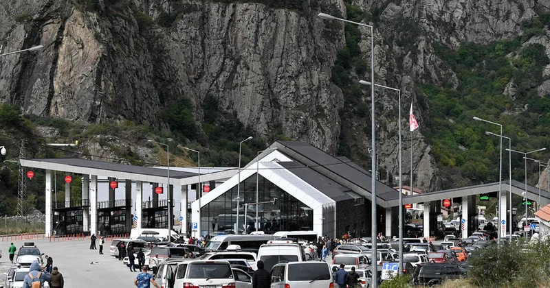 Gürcüstan sərhədində TƏCİLİ VƏZİYYƏT: Ruslar kütləvi şəkildə ÖLKƏDƏN QAÇIR