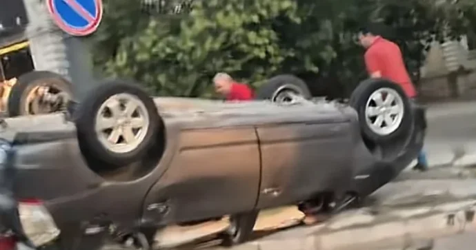 Bakıda BMW ilə toqquşan Prius aşıb VİDEO