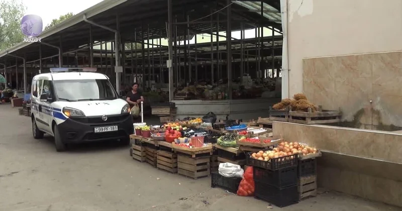 44 yaşlı kişi pula görə bazarın ortasında anasını bıçaqladı (Video)