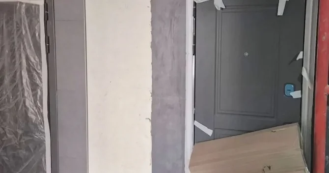 Bakıda yaşayış kompleksində ikinci qapının açılması üçün binanın əsas divarı dağıdıldı