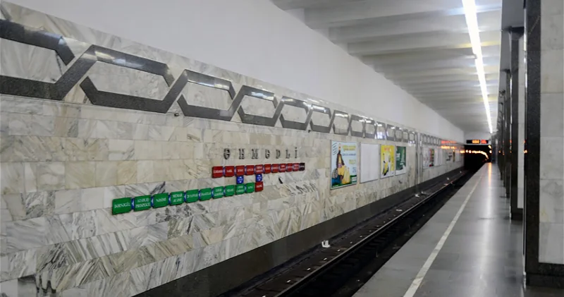 На станции метро Ахмедли пассажирка упала на рельсы