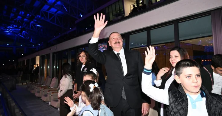 Prezident açılışı ailəsi və Gəncə terrorunda valideynini itirən uşaqlarla izlədi