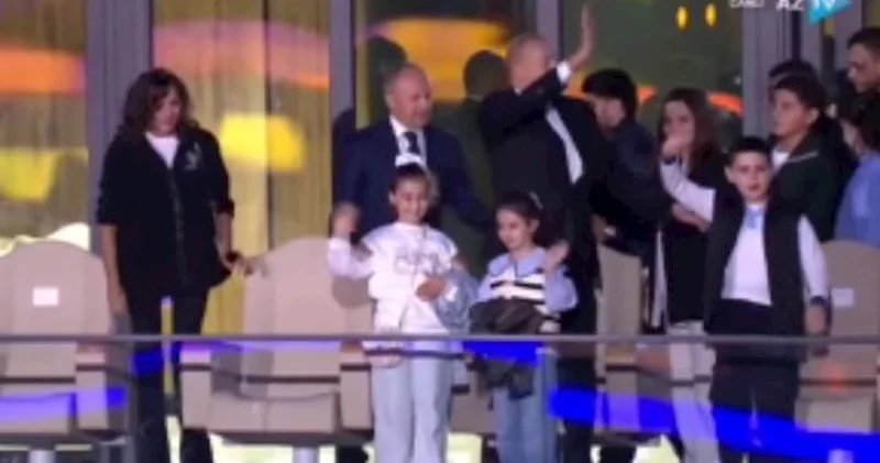 Prezident mərasimə Nilay və Xədicə ilə birlikdə daxil olub Video