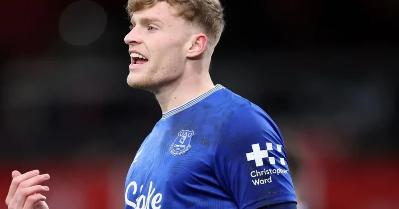 “Everton”un müdafiəçisi yenidən “Mançester Yunayted”in hədəfində