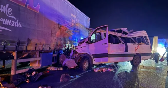 Türkiyədə mikroavtobus qəzaya düşdü: 3 ölü, 16 yaralı var