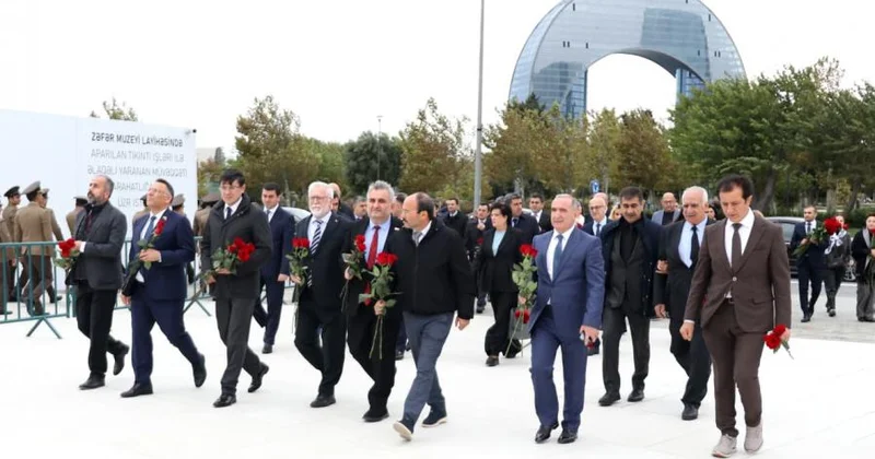 Türkiyəli rektorlar komitə əməkdaşları ilə birgə Zəfər parkını ziyarət ediblər